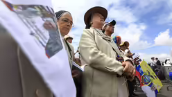 Menschen in Quito (dpa)