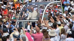 Papst fährt durch die Menge