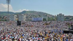Menschenmassen im Stadion von Sarajevo