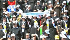 Eine Gruppe Nonnen begrüßt den Papst
