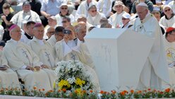 Papst Franziskus zelebriert die Messe im Stadion von Sarajevo