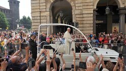 Franziskus fährt im Papamobil durch die Straßen