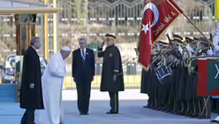 Papst Franziskus wurde von einer Kavallerie-Abteilung des t&uuml;rkischen Milit&auml;rs  begr&uuml;&szlig;t  (dpa)