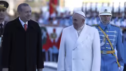 Als erster ausl&auml;ndischer Staatsgast wird Franziskus in der "Ak Saray" ("Wei&szlig;er Palast") genannten Residenz Erdogans empfangen (dpa)