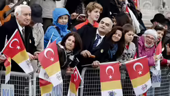 Wartende Menschen vor Hagia Sofia  (dpa)