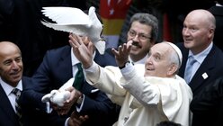 Ein Symbol des Friedens: Der Papst lässt bei der Kathedrale St. Esprit eine Taube steigen  (dpa)