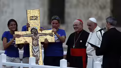 Franziskus mit Jugendlichen / © Orlando Barria (dpa)