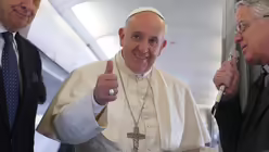 Gute Laune vor dem Abflug: Papst Franziskus auf dem Weg in die T&uuml;rkei  (dpa)