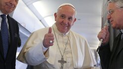Gute Laune vor dem Abflug: Papst Franziskus auf dem Weg in die Türkei  (dpa)
