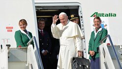 Papst Franziskus steigt in den Flieger nach Kuba / © Telenews (dpa)