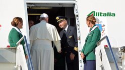 Der Pilot begrüßt den Papst an Bord / © Telenews (dpa)