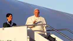 Papst Franziskus besteigt den Flieger Richtung Kenia / © Telenews (dpa)