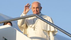 Papst Franziskus grüßt vor dem Betreten des Flugzeugs / © Osservatore Romano (dpa)