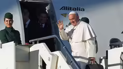 Papst Franziskus besteigt den Flieger nach Schweden.  / &copy; Osservatore Romano/Handout (dpa)