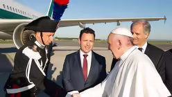 Die Reise startet am Flughafen Rom-Fiumicino. / &copy; Osservatore Romano/Handout (dpa)