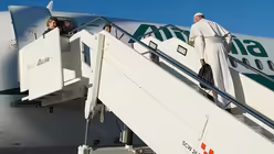 Mit Aktentasche bepackt geht es in den Flieger / &copy; Osservatore Romano/Handout (dpa)