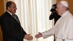 Papst Franziskus trifft den Präsidenten von Costa Rica  / © Alberto Pizzoli (dpa)