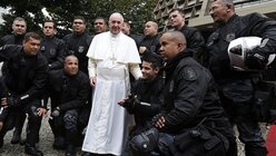 Auch die Polizei freut sich über den Papstbesuch  (dpa)