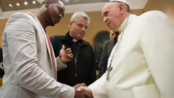 Papst trifft &Uuml;berlebende des Bootsungl&uuml;cks vor Lampedusa  (dpa)