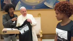 Papst trifft &Uuml;berlebende des Bootsungl&uuml;cks vor Lampedusa  (dpa)