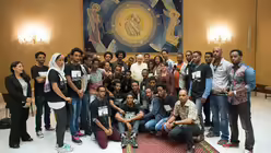 Papst mit &Uuml;berlebenden eines Bootsungl&uuml;cks (Archiv) (dpa)