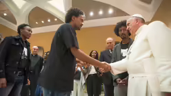 Papst trifft &Uuml;berlebende des Bootsungl&uuml;cks vor Lampedusa  (dpa)