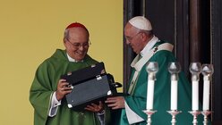 Franziskus überreicht Havannas Erzbischof Jaime Ortega ein Geschenk / © Orlando Barria (dpa)