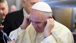 Papst Franziskus hört eine Videobotschaft / © Daniel Dal Zennaro (dpa)