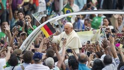 Juli 2013 Papst Franziskus fährt in einem offenen Wagen durch Rio  (dpa)