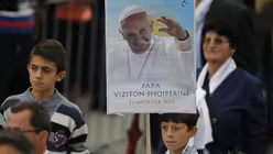 Papst besucht Albanien (dpa)