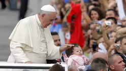 Papst besucht Albanien (dpa)