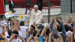 Papst besucht Albanien (dpa)