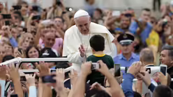 Papst besucht Albanien (dpa)