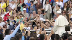 Papst besucht Albanien (dpa)