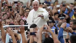 Papst besucht Albanien (dpa)