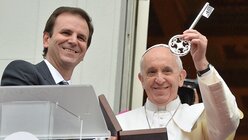 Übergabe der Schlüssel der Stadt Rio an den Heiligen Vater  (dpa)