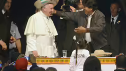 Franziskus mit Pr&auml;sident Morales (dpa)