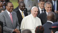 Papst Franziskus wird von Kenias Präsident Kenyatta (l.) empfangen / © Dai Kurokawa (dpa)