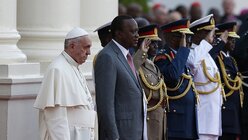 Papst Franziskus und Kenias Präsident Kenyatta bei der Parade / © Paul Haring (dpa)