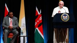 Papst Franziskus spricht im Parlament von Kenia / © Daniel Irungu (dpa)