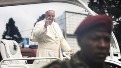 Papst Franziskus grüßt aus dem Papamobil / © Dai Kurokawa (dpa)