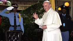 Militärischer Gruß für Franziskus / © Simon Maina (dpa)