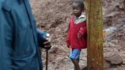 Kind im Slum nahe Nairobi / © Daniel Dal Zennaro (dpa)