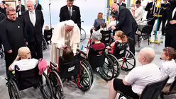 Papst Franziskus segnet Kinder in der Kinderklinik in Krakau / © Maciej Kulczynski (dpa)