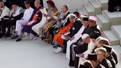 Eingerahmt: Papst Franziskus beim Friedenstreffen in Assisi / © Pietro Crocchioni (dpa)