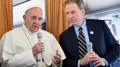 W&auml;hrend des Fluges spricht Franziskus mit Journalisten. Die &Ouml;kumene-Reise sei "sehr wichtig", sagt er. / &copy;  Ettore Ferrari (dpa)