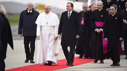 Ankunft im Schweden: Begr&uuml;&szlig;ung durch Schwedens Premierminister Stefan Lofven (3v.l.) am Sturup Airport.  / &copy; Emil Langvad (dpa)