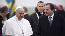  Schwedens Premierminister Stefan Lofven im Gespr&auml;ch mit Papst Franziskus. / &copy; Emil Langvad (dpa)