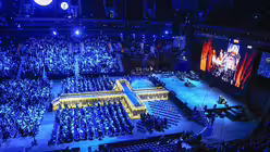 Ein Lichter-Kreuz im Stadion von Malm&ouml;. / &copy; Emil Langvad (dpa)