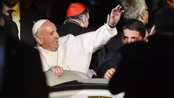 Papst Franziskus zur &ouml;kumenische Veranstaltung im Stadion von Malm&ouml;  / &copy; Osservatore Romano/Handout (dpa)